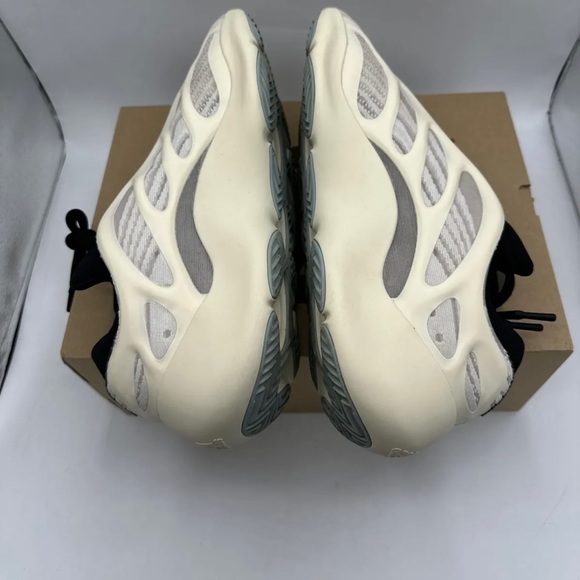 Yeezy 700 V3 %100 authentic